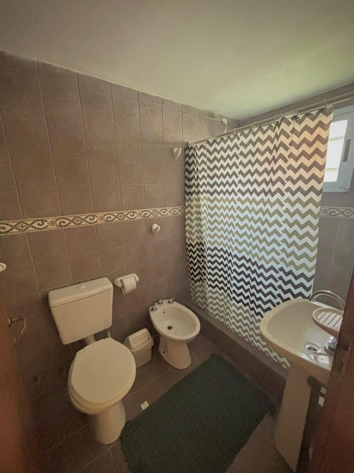 Baño completo con bidet y lavatorio