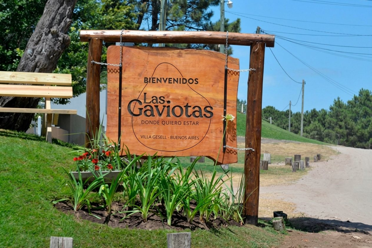 Cartel de madera de bienvenida a Las Gaviotas, Villa Gesell