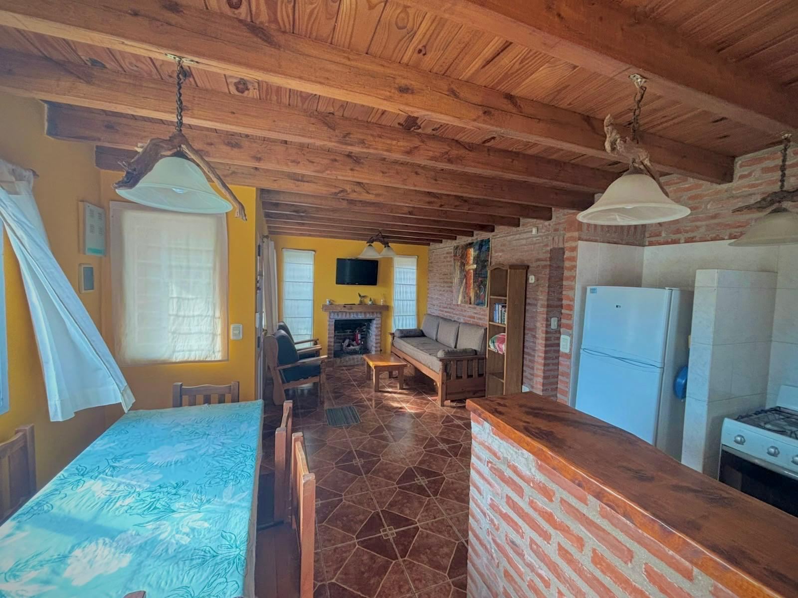 Comedor con hogar y cocina integrada
