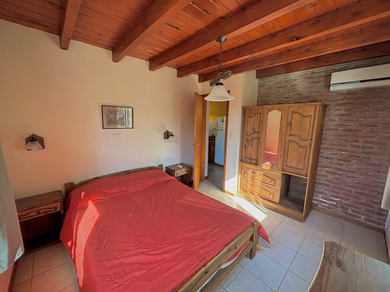Dormitorio con cama matrimonial, placard y aire acondicionado