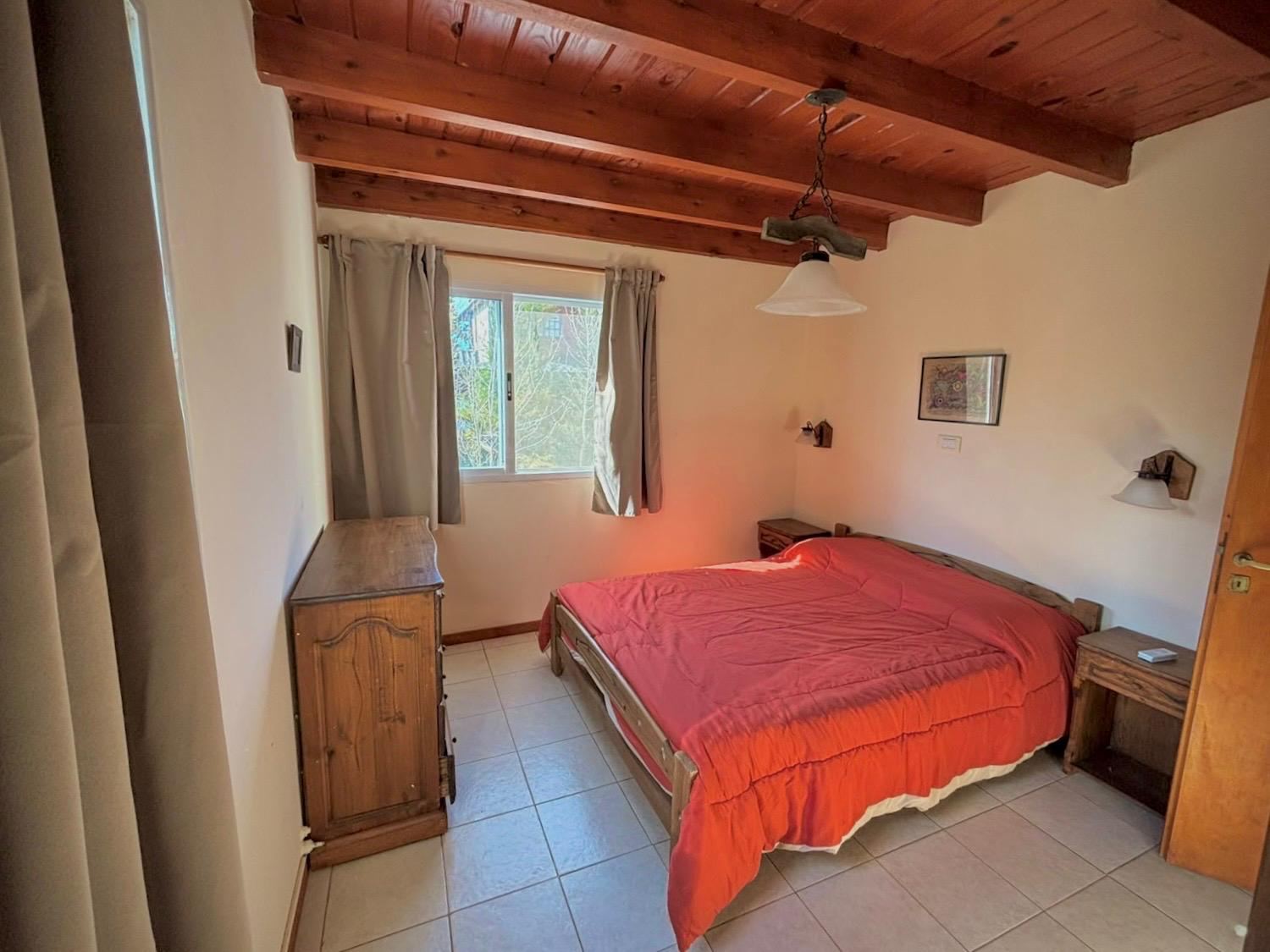 Dormitorio con ventana al jardín