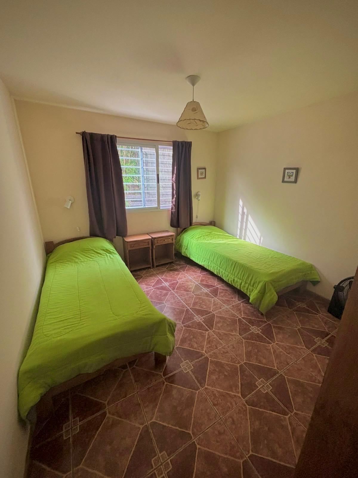 Dormitorio con dos camas simples