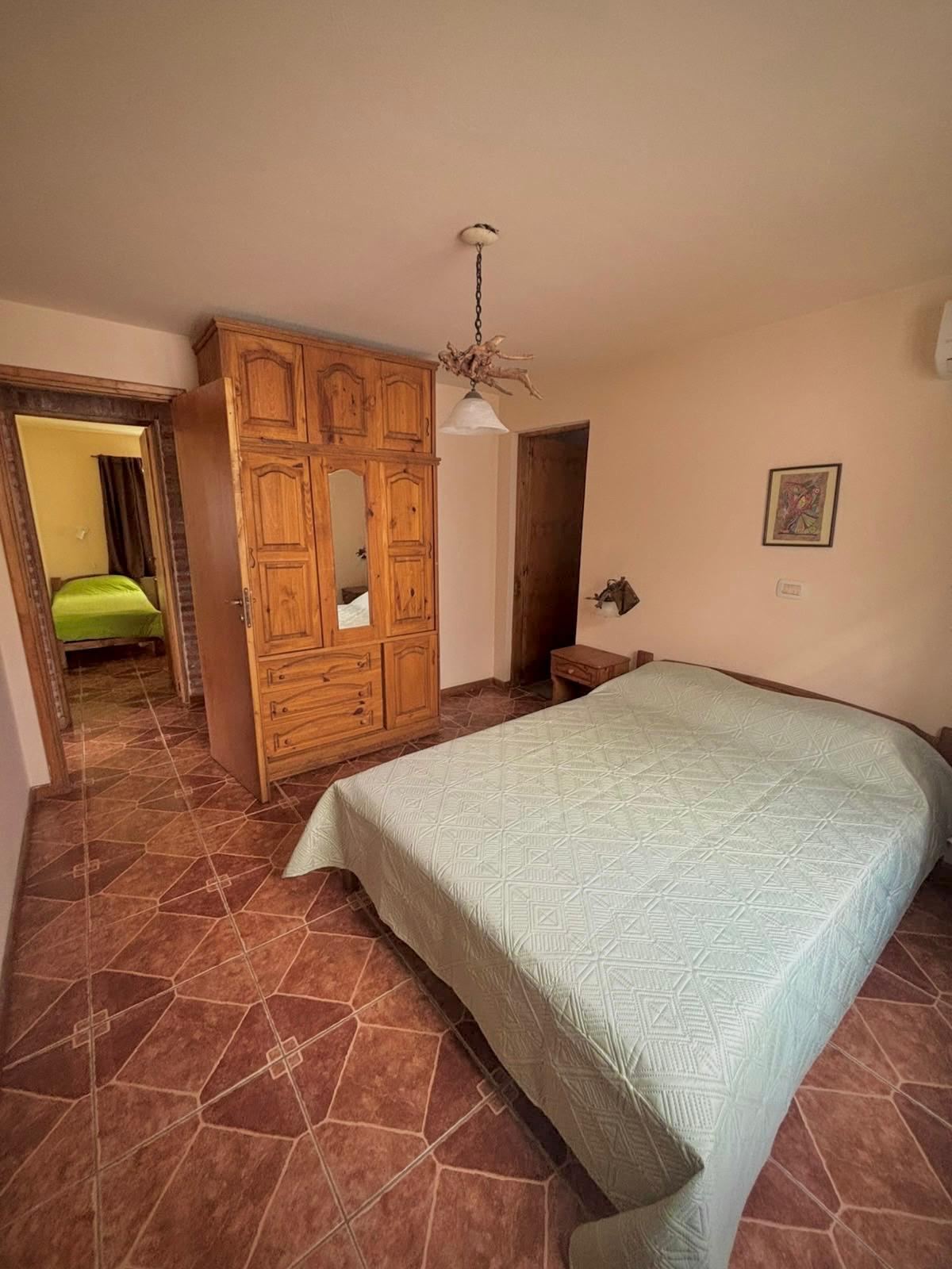 Dormitorio con cama matrimonial y placard de madera