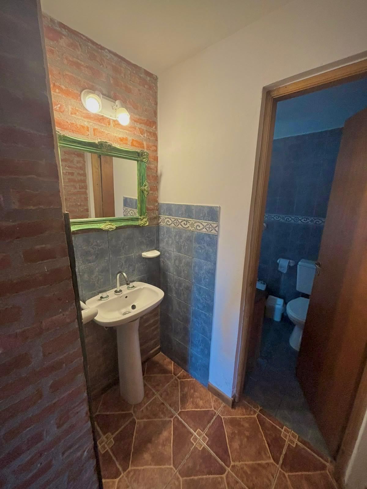 Lavatorio con espejo de marco verde