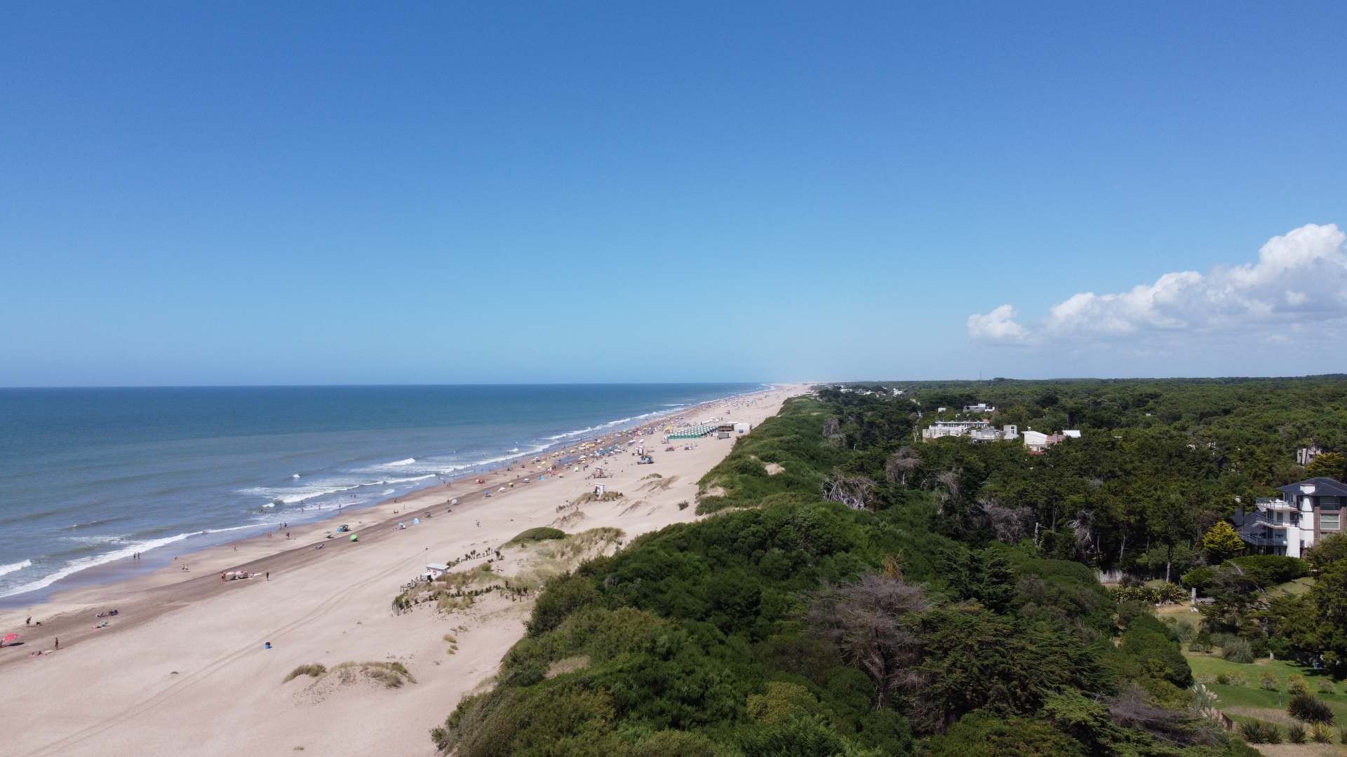 Vista aérea de la playa, los médanos y el bosque